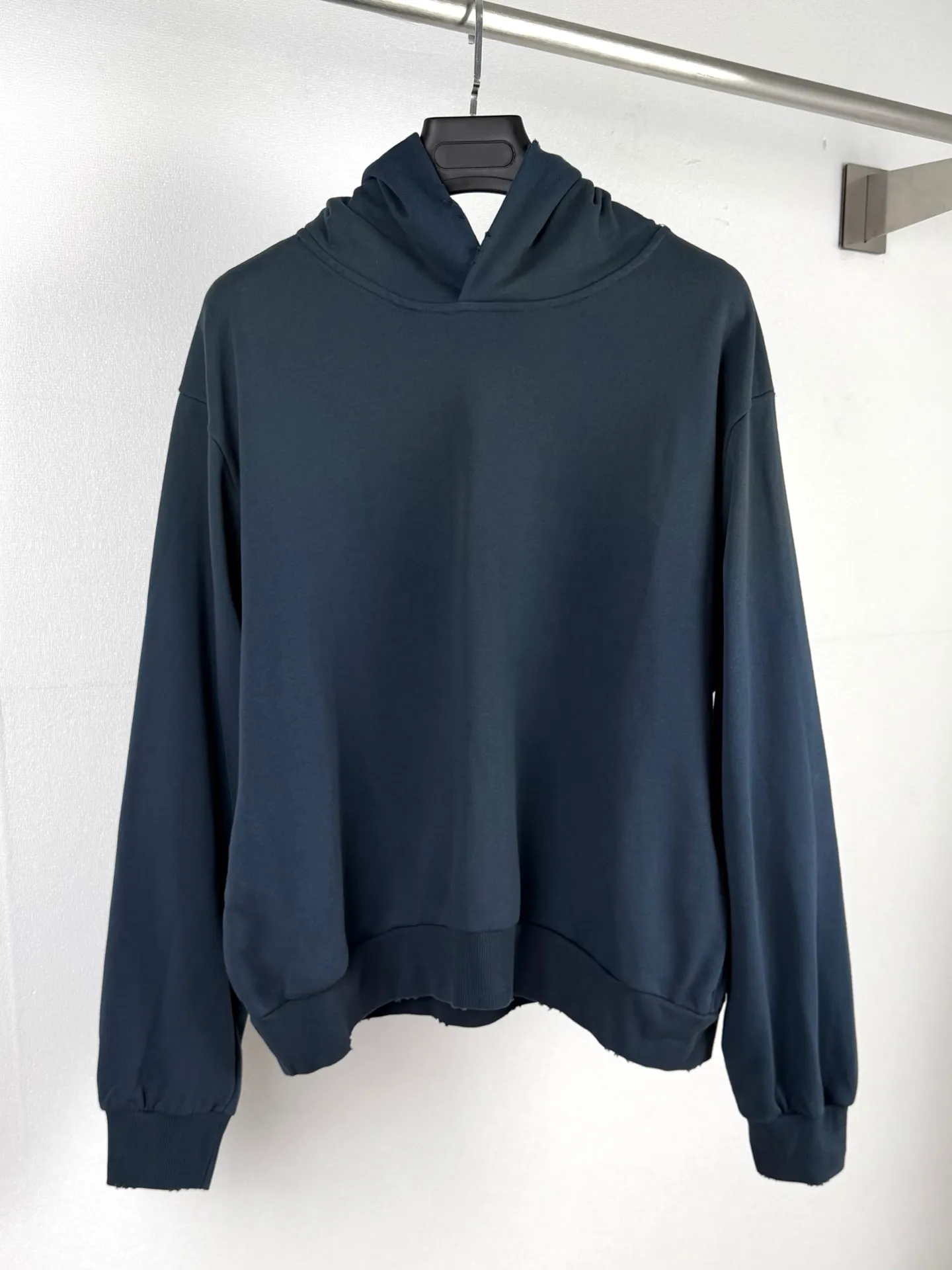 ACNE Studios spray-painted distressed logo-printed hooded sweatshirt. Customized air-oxygen soft cotton blend. Soft and delicate, comfortable and skin-friendly. Night mist charcoal Black tone is advanced and cool. It has a relaxed and noble aura. The loose shoulder silhouette stretches casually. The raw hem outlines the casual lines of Retro. The Acne Studios STOCKHOLM logo on the back is worn. Silent embellishment. The Classic logo is low-key engraved with brand genes. Exquisitely blending street luxury texture and Scandinavian minimalist aesthetics in a relaxed posture, highlighting the high-end aesthetic core of Nordic luxury. Process 1: Using glue printing technology. The chest printing has been modified three times with the film screen. Use glue liquid paint to print the pattern on the fabric. Bake the fabric to fix the printed pattern. Technique 2: Gradient distressed spray-on process. By spraying dyes of different colors on the surface of the fabric, the clothing can show rich color changes under different lights, increasing the visual layering. Process 3: Many parts of the body of the garment are frayed by pure manual regular positioning and manual brushing to add texture and depth to the surface of the clothing to imitate the texture of natural wear. Process 4: The fabrics have been fermented and washed to give a better feel and texture. It is not easy to deform, not easy to shrink, not easy to fade, and maintains long-term beauty. Accessories: Customized 1:1 Acne trademark. Version: Loose version. Size: S M L XL